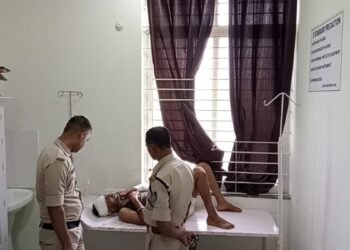 गर्लफ्रेंड से फोन पर बात करने को लेकर दोस्त ने दोस्त का प्राइवेट पार्ट काट डाला, देखे अजीबो गरीब मामला 