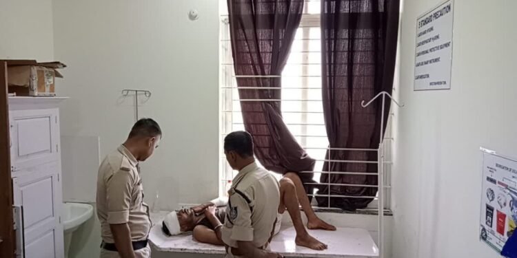 गर्लफ्रेंड से फोन पर बात करने को लेकर दोस्त ने दोस्त का प्राइवेट पार्ट काट डाला, देखे अजीबो गरीब मामला 