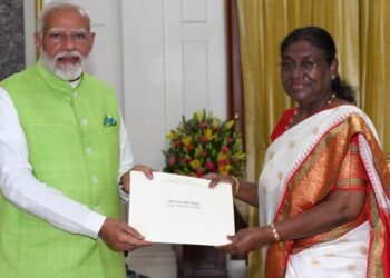 नरेंद्र मोदी ने दिया प्रधानमंत्री पद से इस्तीफा