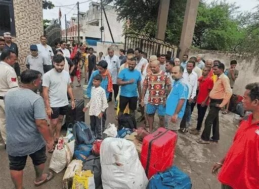 अनियंत्रित होकर यात्रियों से भरी बस पलटी,एक बच्ची की मौत