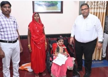 कलेक्टर ने संतोषी साहू को राशन कार्ड, आधार कार्ड, युडीआईडी, बस-पास और व्हीलचेयर प्रदाय किया