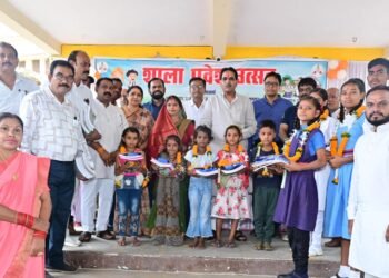 शाला प्रवेशोत्सव में शामिल हुए पूर्व कैबिनेट मंत्री राजेश मूणत