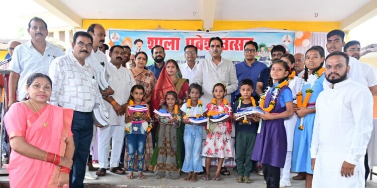 शाला प्रवेशोत्सव में शामिल हुए पूर्व कैबिनेट मंत्री राजेश मूणत