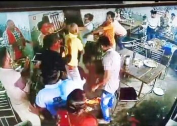 चिकन सेंटर में हुई युवकों के साथ मारपीट, देखे video 