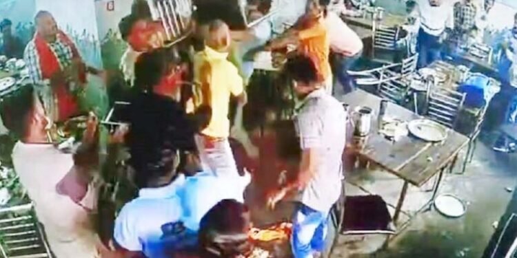 चिकन सेंटर में हुई युवकों के साथ मारपीट, देखे video