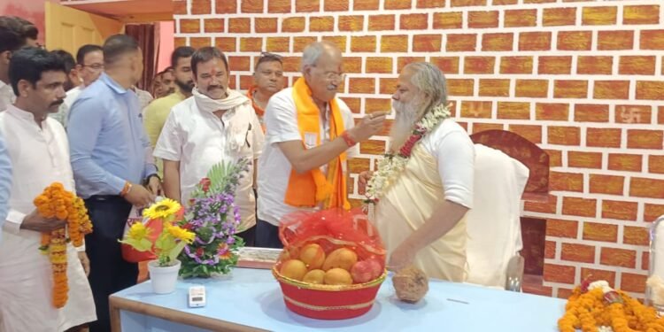 बृजमोहन अग्रवाल ने  दूधाधारी मठ पहुंचकर दी  राजेश्री महन्त को शुभकामनाएं