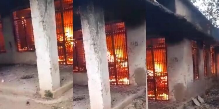 म्युनिसिपल स्कूल में लगी आग, पुराने फर्नीचर हुआ जलकर खाक