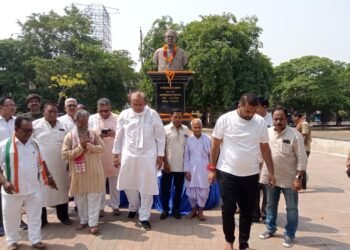 शहीद विद्याचरण शुक्ल की पुण्यतिथि पर लोगो ने पुष्पांजलि अर्पित कर जब तक सूरज चांद रहेगा-विद्या भैया का नाम रहेगा का घोष किये