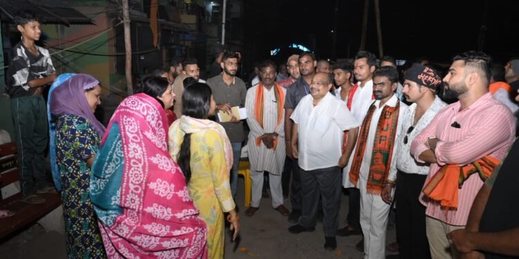 विधायक पुरन्दर मिश्रा ने वार्ड वासियों से संवाद करते हुए पूछा उनकी समस्या, जानें क्या कहां लोगों ने