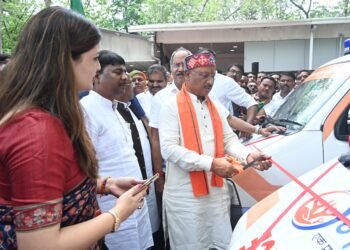 मुख्यमंत्री साय ने पंडरिया क्षेत्र के लिए पांच निःशुल्क एम्बुलेंस को हरी झंडी दिखाकर  किया रवाना
