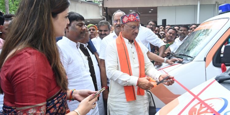 मुख्यमंत्री साय ने पंडरिया क्षेत्र के लिए पांच निःशुल्क एम्बुलेंस को हरी झंडी दिखाकर  किया रवाना