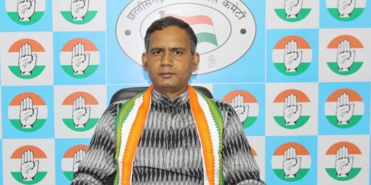 भाजपा सरकार की संवेदनहीनता और बदइंतजामी के चलते किसान हलाकान, खाद बीज के परिवहन/भंडारण की व्यवस्था चरमराई