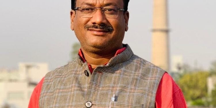 भाजपा के मंडल अध्यक्ष, पार्षद, कार्यकर्ताओं को बिल्डर के खिलाफ एफआईआर दर्ज कराने थाना में प्रदर्शन करना पड़ रहा