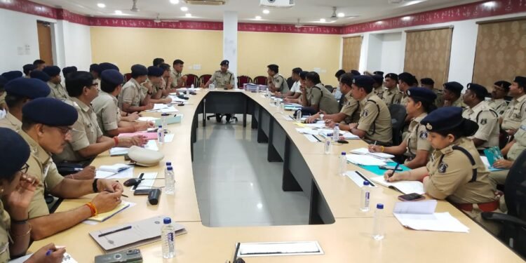 वरिष्ठ पुलिस अधीक्षक रायपुर ने क्राइम मीटिंग में गौ तस्करों के खिलाफ विधिसम्मत कड़ी कार्यवाही, महादेव एप और चिटफंड के पेंडिंग प्रकरणों में विवेचना में तेजी और तेज आवाज के डीजे पर कार्यवाही का दिया निर्देश