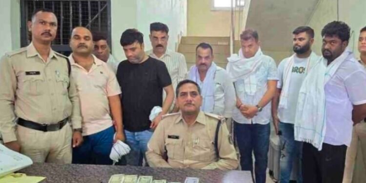 न्यायधानी में 8 जुआरी गिरफ्तार, 9 लाख जब्त, देखें पुरा मामला 