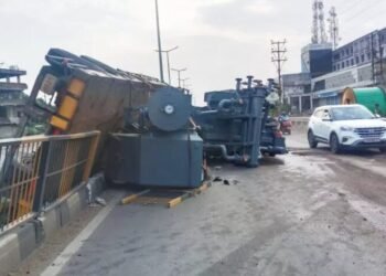 पचपेड़ी नाका के बीच हुआ बड़ा हादसा, ड्राइवर को झपकी आने पर ट्रेलर वाहन डिवाइडर से टकराया… फिर 