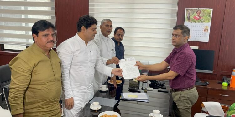महापौर एजाज ढेबर ने राज्य निर्वाचन आयोग से मिलकर रायपुर शहर में होने वाले नगरीय निकाय चुनाव के पूर्व मतदाताओं / परिसीमन से संबंधित समस्याओं के निराकरण के साथ मतपत्र बैलेट पेपर के माध्यम से निकाय चुनाव कराये जाने का किया अनुरोध