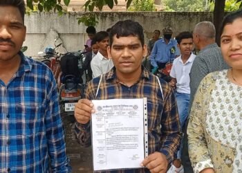 सीएम जनदर्शन कार्यक्रम में पहुंचे स्वच्छता निरीक्षक डिप्लोमा धारी योग्य उम्मीदवार सीधी भर्ती का किया मांग...