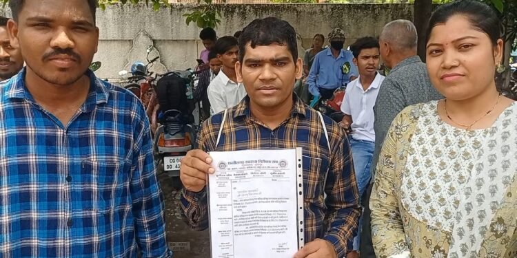 सीएम जनदर्शन कार्यक्रम में पहुंचे स्वच्छता निरीक्षक डिप्लोमा धारी योग्य उम्मीदवार सीधी भर्ती का किया मांग...