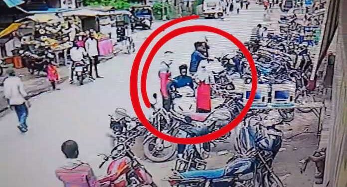 बीच बाजार में नकाबपोश ने चाकू से युवती को 8 बार गोदा, मौत... देखें दिल दहला देने वाला मामला