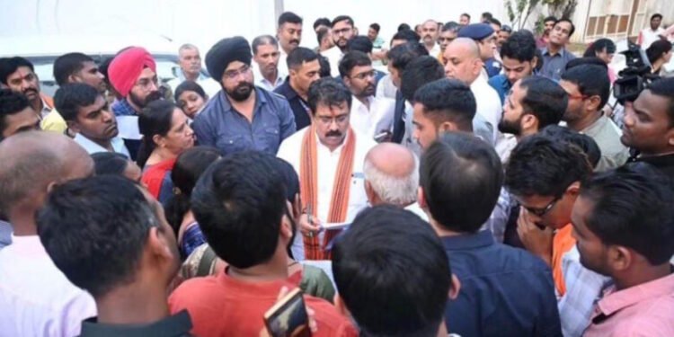 प्रदेशभर के शहीद परिवार 6 सूत्रीय मांगों को लेकर आज से अनिश्चितकालीन हड़ताल पर, जानें क्या है उनकी मांगे 