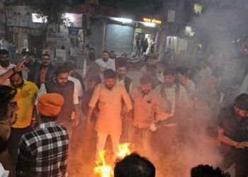 BJYM burns effigies of Rahul Gandhi and Malik Karjun Kharge
