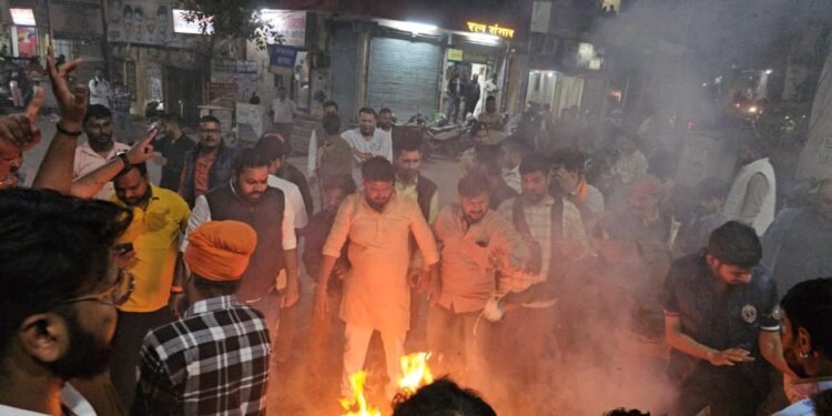 BJYM burns effigies of Rahul Gandhi and Malik Karjun Kharge