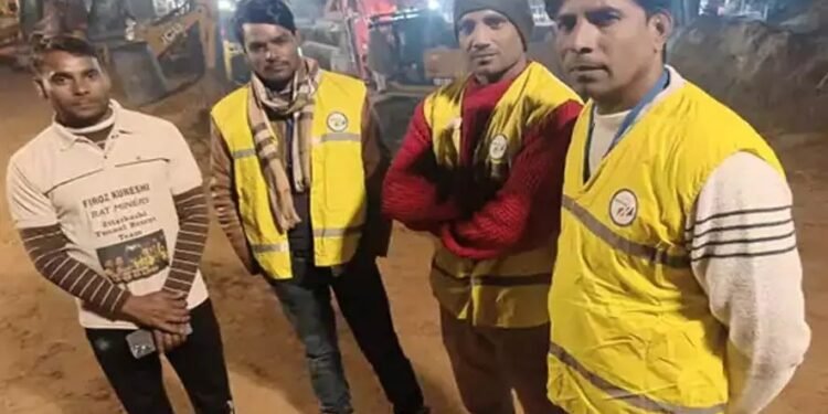 Rescue of 3 year old Chetna trapped in 700 feet deep borewell; A team of rat miners will dig from the tunnel to the borewell.