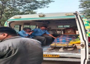 Heavy collision between two motorcycles, farmer going to sell vegetables dies in accident, two youths injured