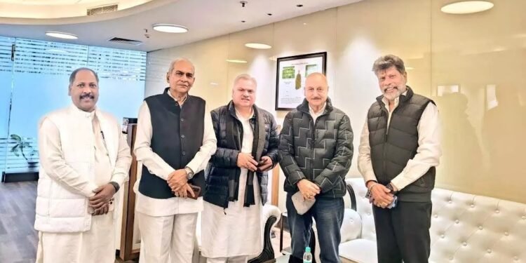 BJP leaders met actor Anupam Kher at Raipur airport