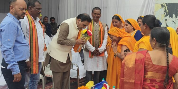 Rajesh Munat's Vikas Rath in Sant Ravidas Ward... Work worth Rs 3 crore started for internal roads and streets... Good roads are a symbol of Vishnu's good governance - Former Minister