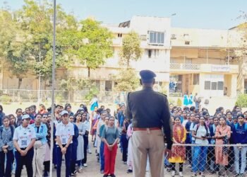 Students of Gurukul Mahila Mahavidyalaya were informed about traffic rules.