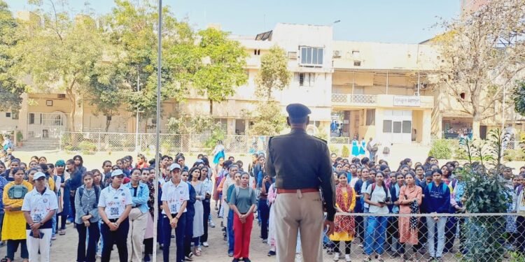 Students of Gurukul Mahila Mahavidyalaya were informed about traffic rules.