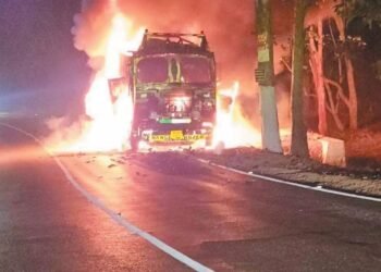 A massive fire broke out in a moving truck that had crossed half the ghat in Chilfi Ghat, long queues of vehicles on both sides... shouting and screaming.