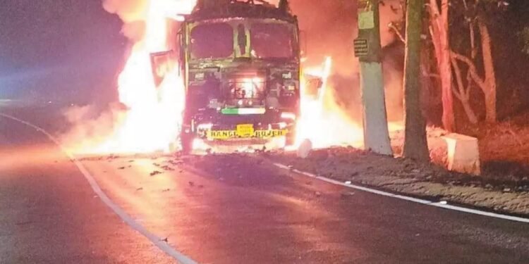 A massive fire broke out in a moving truck that had crossed half the ghat in Chilfi Ghat, long queues of vehicles on both sides... shouting and screaming.