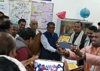 Bhumihar community went to the government school and administered the oath of de-addiction to the children.