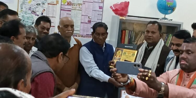 Bhumihar community went to the government school and administered the oath of de-addiction to the children.