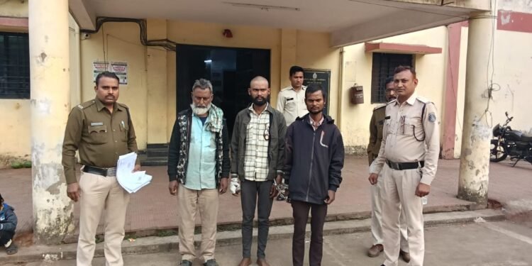 दो पक्षों द्वारा एक-दूसरे पर जानलेवा हमला करने वाले 01 विधि के साथ संघर्षरत् बालक सहित 03 आरोपी गिरफ्तार