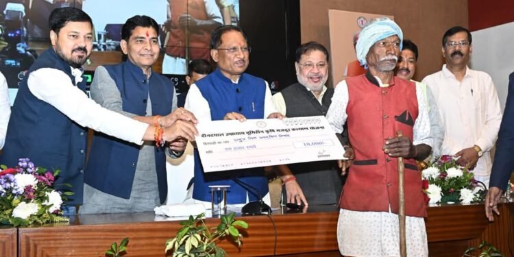 MLA Anuj participated in the inauguration program of Deendayal Upadhyay Landless Agricultural Laborer Welfare Scheme.