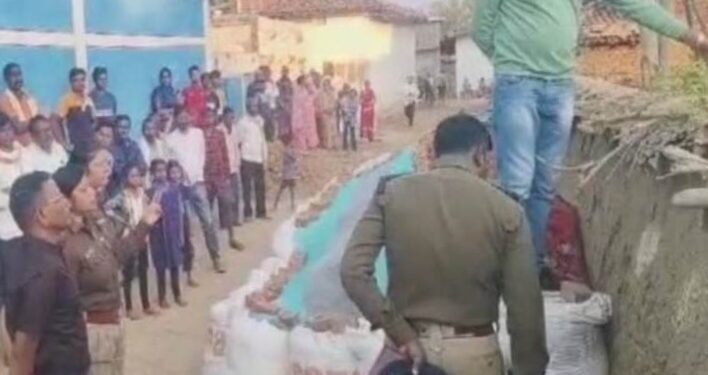 संदिग्ध परिस्थितियों में घर के कमरे में मिली युवती की लाश मची हड़कंप