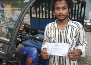 E-rickshaw driver's filmy style stunt proved costly, he had to pay a fine of Rs 3000