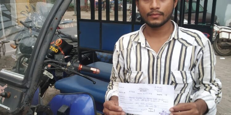 E-rickshaw driver's filmy style stunt proved costly, he had to pay a fine of Rs 3000