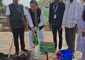 MLA Dr. Sampat Agarwal did emotional plantation and said- greenery is dedicated to mother's love