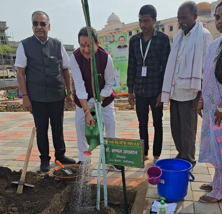 MLA Dr. Sampat Agarwal did emotional plantation and said- greenery is dedicated to mother's love