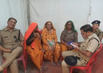 After reaching their companions safely, the three elderly women placed their hands on the heads of the police personnel and gave their blessings.