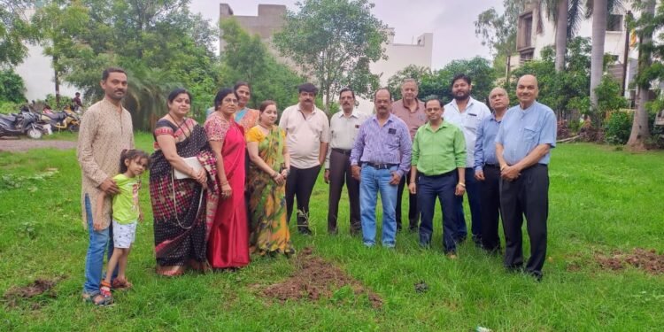 Samagra Brahmin Parishad's "Nature Decoration" campaign - planted fruit trees in Amaleshwar.