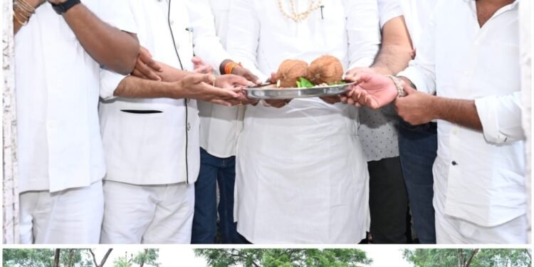 Guru Khuswant Sahib visited the holy place of Satnami community's revered Guru Ghasidas Baba Ji at Tapobhoomi Giroudhapuri Dham and planted a tree