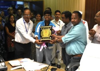 District administration of Balod honored national football player Kiran Pisda