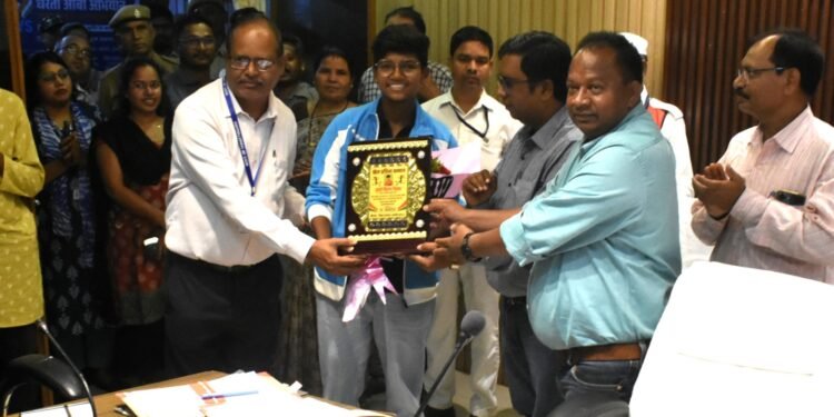 District administration of Balod honored national football player Kiran Pisda
