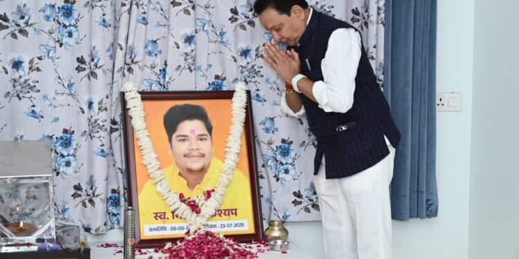 MLA Dr. Sampat Agarwal paid tribute to Nikhil Kashyap and said that ending life at such a young age is very sad
